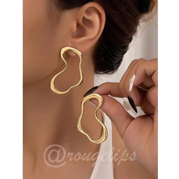 Irregular Hoop Fashion Earrings Gold Tone - Picture 4 of 4